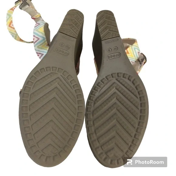 Crocs Leigh Fabric Multicolor Geometric Ankle Strap Platform Wedge Sandal Size 9 - Picture 13 of 13